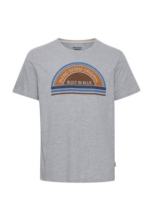 Helehall lühikeste varrukatega T-särk ümmarguse kaelusega, esiküljel poolringi kujutis pruunis ja sinises värvitoonis, millel on tekst "BLEND DENIM ORIGINAL BUILT IN BLUE".