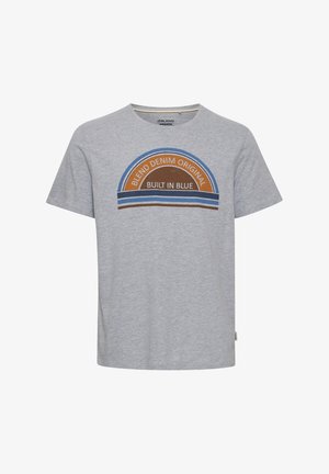 Helehall lühikeste varrukatega T-särk ümmarguse kaelusega, esiküljel poolringi kujutis pruunis ja sinises värvitoonis, millel on tekst "BLEND DENIM ORIGINAL BUILT IN BLUE".