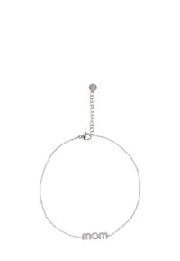 Stříbrný náramek s designem řetízku, zdobený přívěskem "máma", doplněný o průhledné drahokamy a nastavitelným zapínáním.