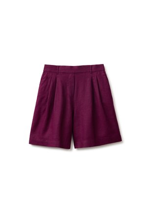 Hoch taillierte, tief violette, maßgeschneiderte Shorts mit Falten, Gürtelschlaufen und weitem Bein-Design auf weißem Hintergrund.