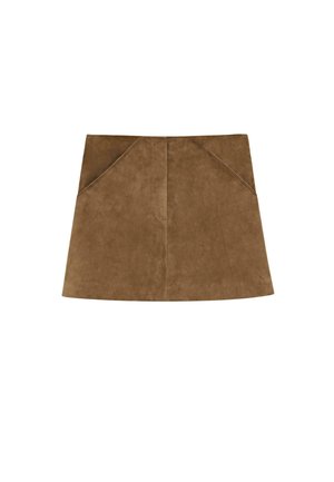 Minigonna a linea A in camoscio marrone con cuciture visibili e tasche anteriori inclinate, senza chiusure visibili.