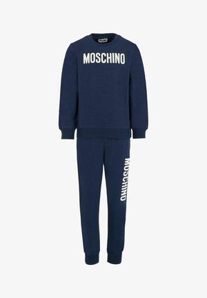 Completo felpa e pantaloni tuta blu navy con logo bianco "MOSCHINO" sul petto e sulla gamba sinistra, polsini e orlo a costine.