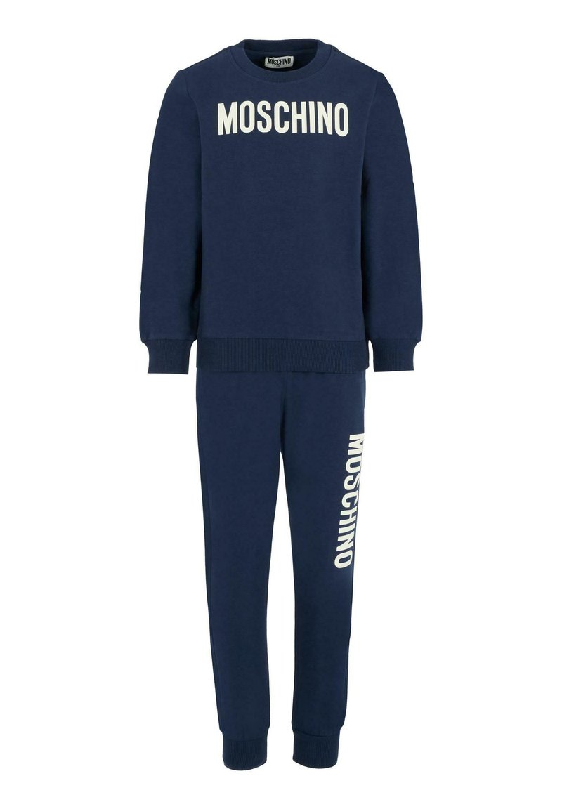 Marineblauwe sweatshirt en sweatpants set met witte "MOSCHINO" logo op de borst en het linkerpijp, ribbelboorden en -zoom.