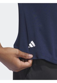 Námořnicky modré sportovní tričko vyrobené z hladkého materiálu, s bílým logem Adidas blízko lemu, s přiléhavým střihem a plochými švy.