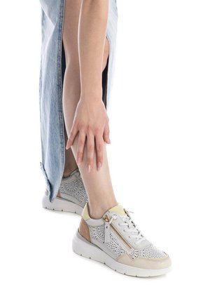 Carmela, ZAPATILLA DE MUJER PLANO  - HIELO - Zapatillas - blanco