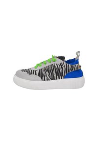 Sneakers con una toma in suede grigia, con un motivo a strisce zebra bianco e nero, lacci verdi e dettagli blu sul tallone.