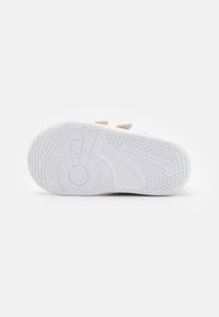 Nike Performance OMNI MULTI COURT UNISEX - Scarpe da corsa su strada - light orewood brown/barely volt/lilac bloom/light photo blue