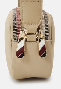 Tommy Hilfiger POPPY CAMERA BAG - Taška cez plece - beige