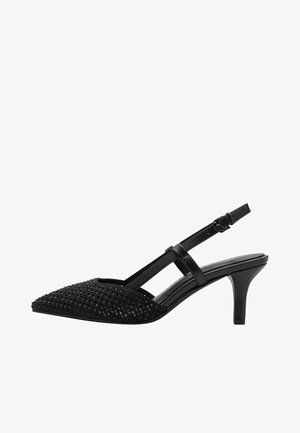 Escarpin slingback noir à bout pointu avec petit talon kitten, bride à la cheville et ornements texturés sur la zone des orteils.