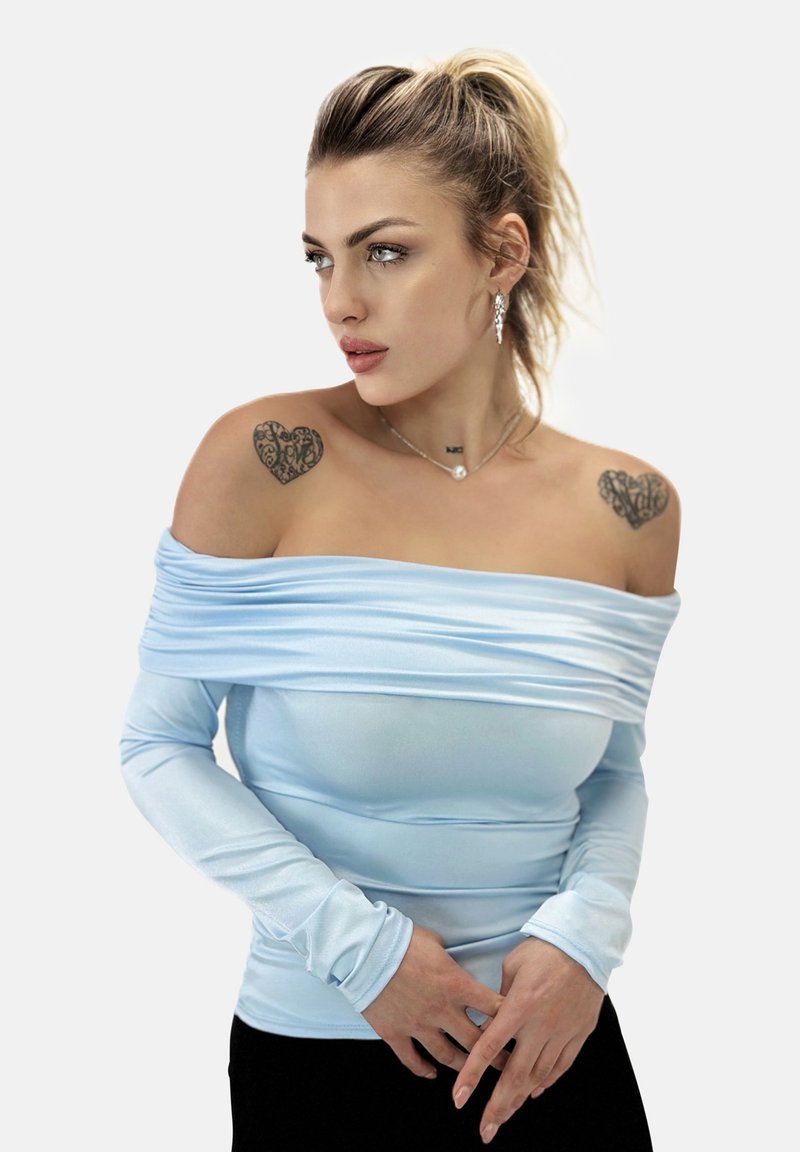 Hellblaues Off-Shoulder-Top mit langen Ärmeln, glatter Textur, gerafften Details und enganliegendem Schnitt, kombiniert mit schwarzen Unterteilen.