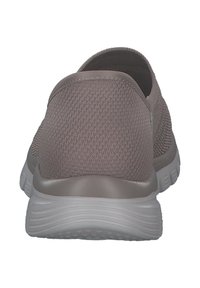 Graue Netz-Slipper mit runder Form, ausgestattet mit einem weichen, strukturierten Obermaterial und einer gepolsterten weißen Sohle.