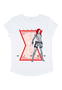 Hvid T-shirt med et grafisk motiv af en figur i en sølvdragt med rødt hår, sat mod en rød og mønstret baggrund. Teksten lyder "BLACK WIDOW."
