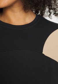 ONLY Carmakoma CARSIV BLOCKIG DRESS - Vestido de malha - black