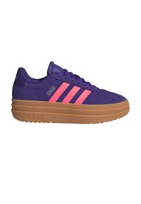 Baskets Adidas violettes avec des rayures roses, semelle épaisse marron et lacets violets, présentées en profil sur fond blanc.