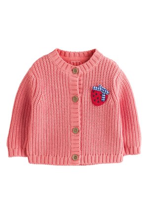 Rózsaszín kötött babakardigán barna gombokkal, egy kis piros eperfolttal és kék kockás masnival a mellrészen.
