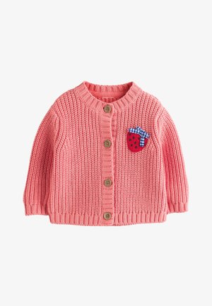 Cardigan rose tricoté pour bébé avec des boutons marron et un petit patch fraise rouge avec un nœud vichy bleu sur la poitrine.