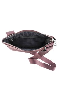 Borsa a pochette con cerniera di colore bordeaux, dotata di un interno nero, con un esterno in tessuto resistente e una tracolla. La chiusura con zip rivela un ampio scomparto.
