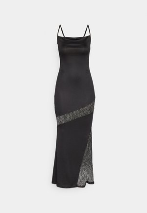 Schwarzes Satin-Kleid mit Spaghetti-Trägern, das eine Spitzenakzent entlang einer diagonalen Naht und einen seitlichen Schlitz für zusätzlichen Detail bietet.