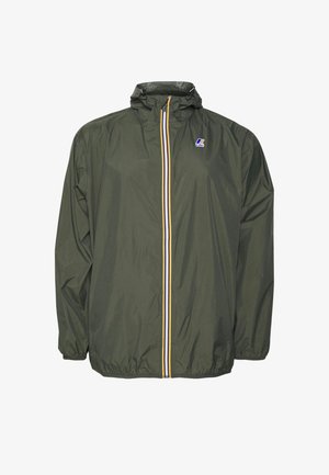Veste légère couleur olive avec fermeture éclair sur le devant, capuche et poignets élastiques, présentant une bande multicolore le long de la fermeture éclair et un logo de la marque.