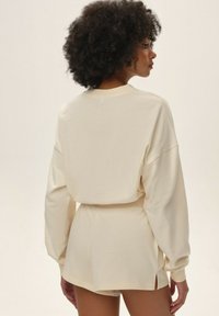 ESOTIQ BLOOVII JAX mleczny