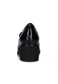 Scarpa con tacco in vernice nera, punta a forma acuta e design testurizzato. Presenta un tacco a blocco nero solido per maggiore stabilità.