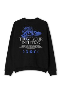 Sudadera negra de cuello redondo con un gráfico de un ojo azul y texto en blanco que dice "CONFÍA EN TU INTUICIÓN" con detalles de las fases de la luna debajo.