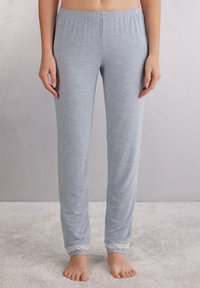 Lichtblauwe pyjamabroek met een elastische tailleband, taps toelopende pasvorm en kantafwerking aan de pijpen. Zachte, lichte stoftextuur.