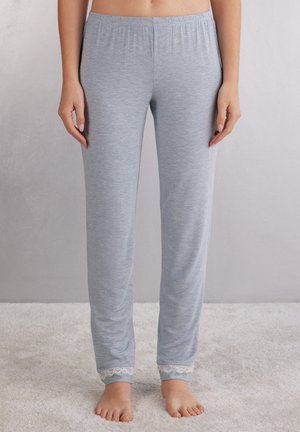 Pantalones de pijama de color azul claro con una cinturilla elástica, ajuste ceñido y adornos de encaje en los puños. Textura de tela suave y ligera.