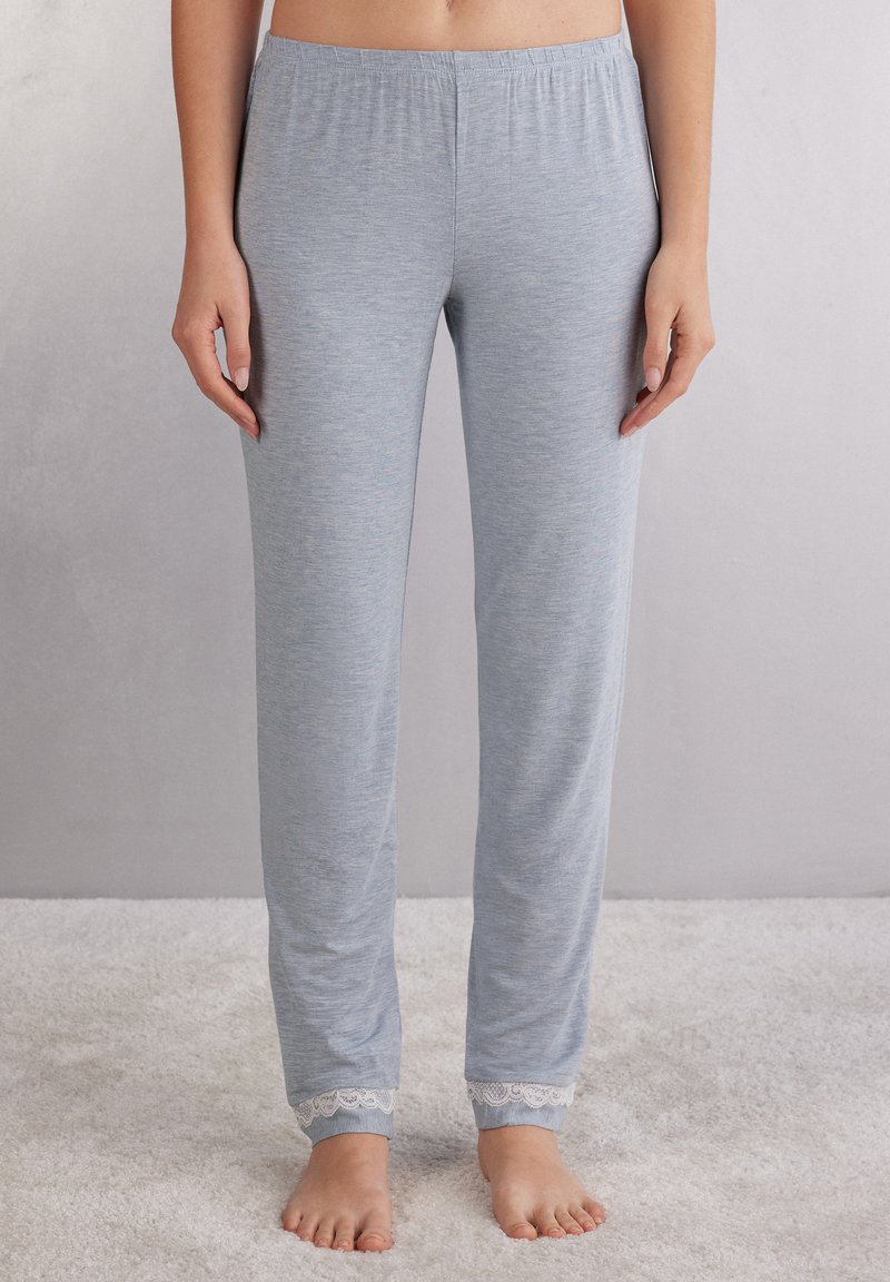 Lichtblauwe pyjamabroek met een elastische tailleband, taps toelopende pasvorm en kantafwerking aan de pijpen. Zachte, lichte stoftextuur.
