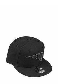 Casquette snapback noire avec un design structuré, dotée d'un emblème en relief à l'avant et d'une visière plate. Fabriquée en tissu tissé avec des coutures.