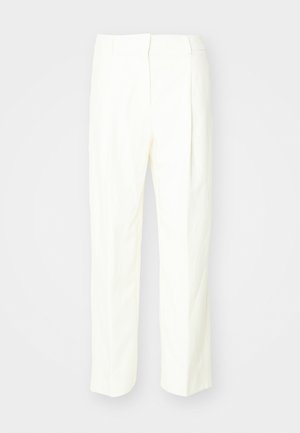 Pantalon blanc sur mesure, avec un design à jambe droite, un tissu texturé, des plis à l'avant et une taille plate avec passants de ceinture.