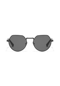 Crne sunčane naočale s osmerokutnim tamnim staklima, tankim metalnim okvirom i prozirnim nosačima za nos. Jednostavan geometrijski dizajn s ravnim kracima svih.