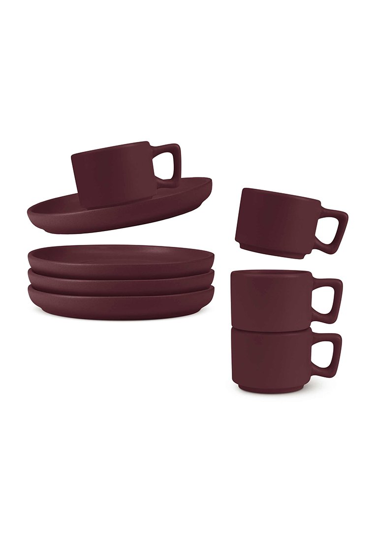 Juego de vajilla de cerámica burdeos que incluye cuatro platos, dos tazas pequeñas y un plato ovalado. Acabado suave mate; formas redondeadas.