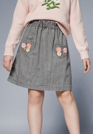 Grå denimskjørt med elastisk midje, med to hjerteformede lommer med rosa blomsterbroderi. Glatt tekstur, kne-lengde design.