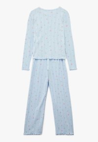 Vaaleansininen ribbpintainen pyjama, jossa on pitkät hihat ja housut, ja jossa on herkkä vaaleanpunainen ja vihreä kukkakuosi. Hihassa ja helmassa on aaltoilevat reunat.