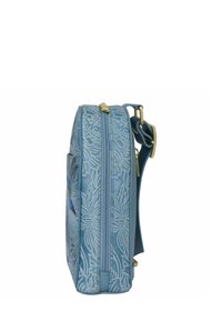 Blaue Lederhandtasche mit geprägt floralem Muster, goldene Reißverschluss und verstellbarem Tragegurt. Verfügt über eine seitliche Tasche und eine strukturierte Form.