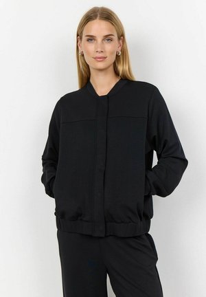 Veste bombardier noire avec un col rond, des manches longues et des poignets côtelés. Comprend une patte de boutonnage sur le devant et deux poches poitrine. Texture lisse.