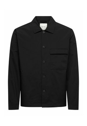 Chemise noire à manches longues avec boutons, col et une seule poche à rabat sur la poitrine gauche, présentée sur un fond blanc.