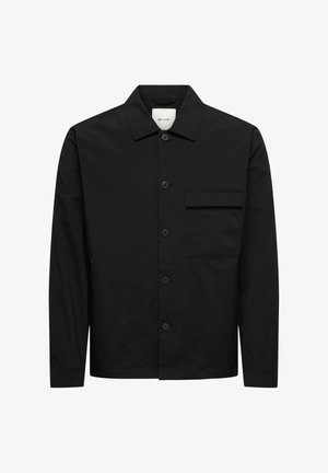 Melnā, garām piedurknēm, ar pogām aizvērtā krekla ar apkakli un vienu atloku kabatu kreisajā krūtīs, attēlots uz baltas fona.