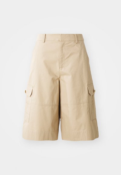 Beige cargo-shorts laget av lett stoff, med to sidelommer, flat front og avslappet passform.