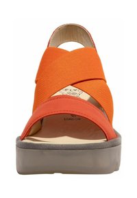Oranžové sandály s křížovými pásky, šedou podrážkou a polstrovanou stélkou. Mají hladký textilní povrch a otevřenou špičku.