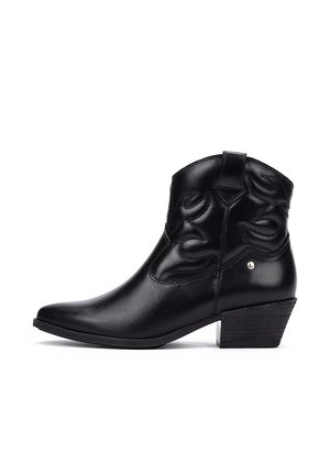 Botas de cuero negras hasta el tobillo con patrones florales bordados, puntera afilada y un tacón bajo apilado. Presenta una pestaña para facilitar su extracción.