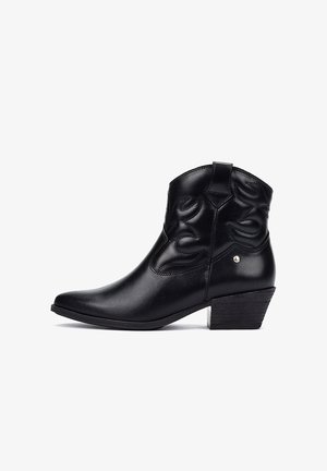 Bottines en cuir noir avec des motifs floraux brodés, orteil pointu et un petit talon empilé. Elles sont équipées d'une languette pour un retrait facile.