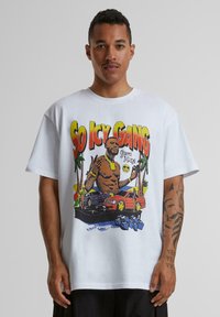 Hvid bomulds t-shirt med et farverigt grafisk design af en muskuløs figur, biler, palmer og teksten "SO ICY GANG" i fede bogstaver.