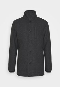Cappotto di lana grigio antracite con bottoni, colletto alto e maniche lunghe, dotato di una sottile tasca verticale sul petto lato sinistro.