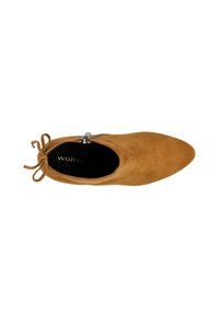 Scarpa slip-on in suede color marrone cammello, con punta tonda, piccolo fiocco decorativo e chiusura con zip; texture morbida con fodera interna nera.