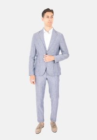 Completo a righe blu chiaro realizzato in tessuto con una superficie liscia, dotato di chiusura a un bottone e pantaloni affusolati coordinati.