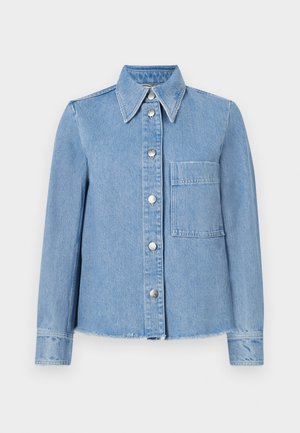 Hellblaue Jeansjacke, Knopfverschluss vorne, Kragen, eine Brusttasche, fransiger Saum, lange Ärmel, glatte Textur, metallische Knopfakzente.