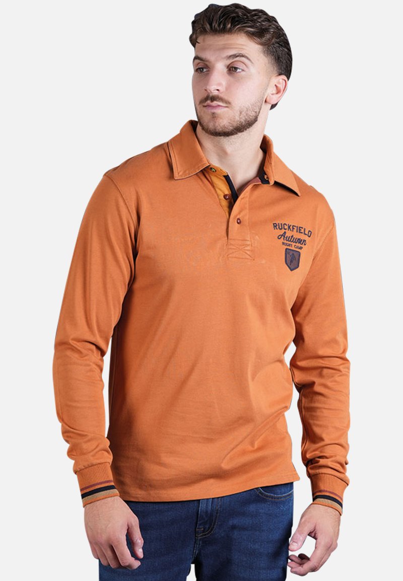 Polo à manches longues en coton orange avec un col, patte de boutonnage, logo brodé et accents rayés sur les poignets.