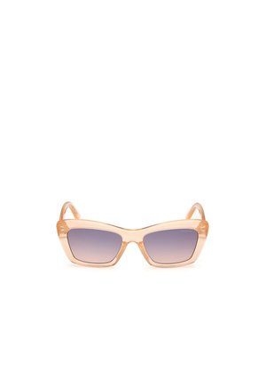 Lunettes de soleil en forme d'œil de chat teintées pêche avec des verres dégradés violets, présentant une monture transparente et un design angulaire.